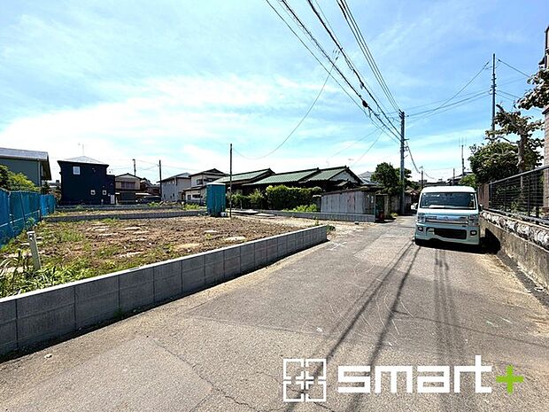 ~十分な広さのある前面道路~ ・前面道路は約4mございますので、お車でのすれ違いも可能で余計なストレスがかかりません。 ・日々お車での移動が多い方には大切なポイントですね。
