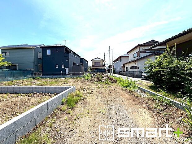 ~ベタ基礎でしっかりとした土台~ ・コンクリートの中に鉄筋を配し強度を高めた「ベタ基礎」を採用。 ・しっかりとした土台を造ったうえで、その上に建物が築造されていきます。