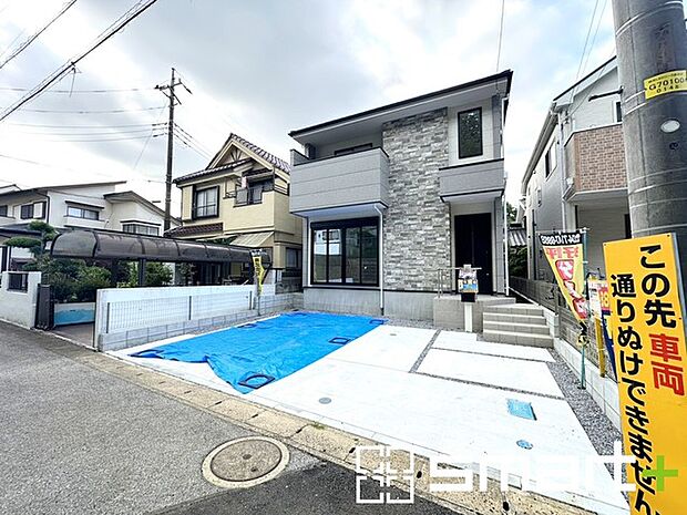 ～閑静な住宅街の立地～ ・周辺は閑静な住宅街となっておりますので、静かな暮らしをご実現いただけます。 ・前面道路の交通量も多くないので、小さなお子様がいるご家庭でもご安心ですね。 