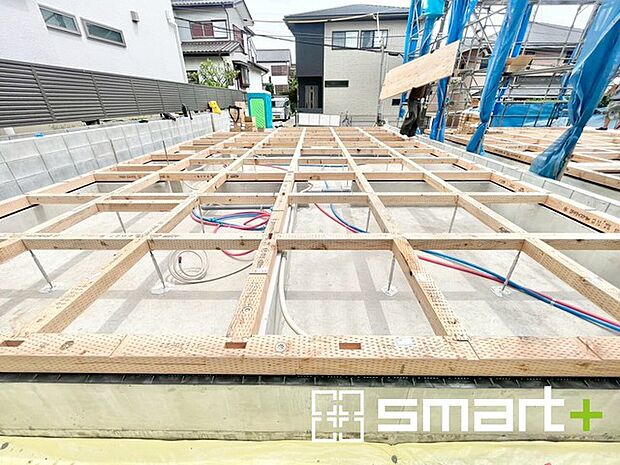 ~ベタ基礎でしっかりとした土台~ ・コンクリートの中に鉄筋を配し強度を高めた「ベタ基礎」を採用。 ・しっかりとした土台を造ったうえで、その上に建物が築造されていきます。