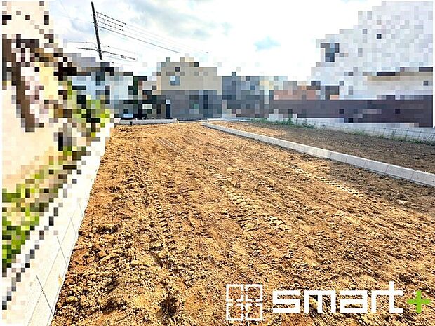 ～閑静な住宅街の立地～ ・周辺は閑静な住宅街となっておりますので、静かな暮らしをご実現いただけます。 ・前面道路の交通量も多くないので、小さなお子様がいるご家庭でもご安心ですね。 