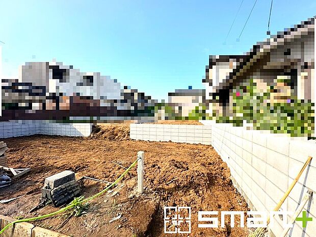 ~ベタ基礎でしっかりとした土台~ ・コンクリートの中に鉄筋を配し強度を高めた「ベタ基礎」を採用。 ・しっかりとした土台を造ったうえで、その上に建物が築造されていきます。