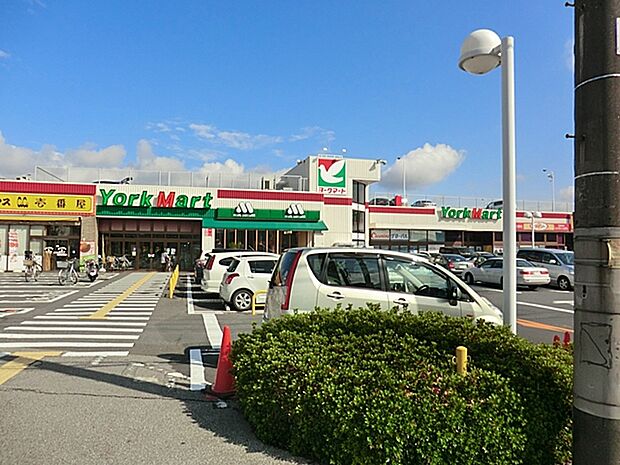 ヨークマート花野井店(290m)