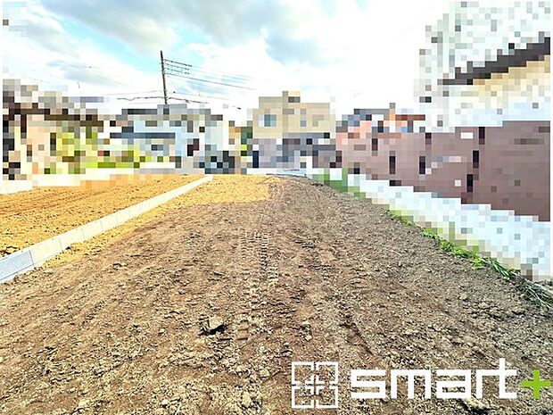~閑静な住宅街の立地~ ・周辺は閑静な住宅街となっておりますので、静かな暮らしをご実現いただけます。 ・前面道路の交通量も多くないので、小さなお子様がいるご家庭でもご安心ですね。