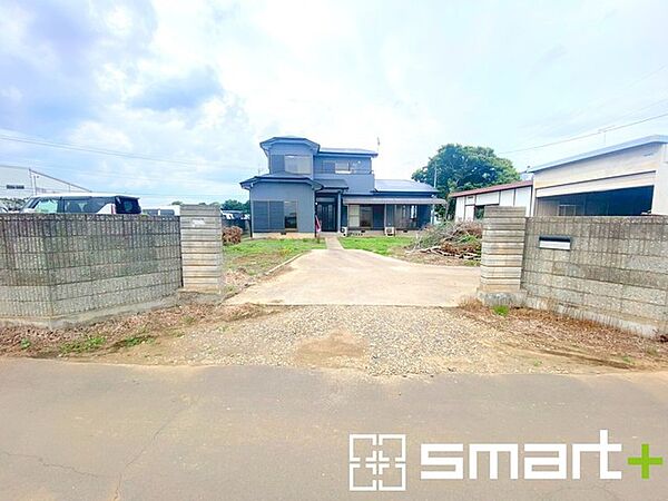 ～閑静な住宅街の立地～ ・周辺は閑静な住宅街となっておりますので、静かな暮らしをご実現いただけます。 ・前面道路の交通量も多くないので、小さなお子様がいるご家庭でもご安心ですね。