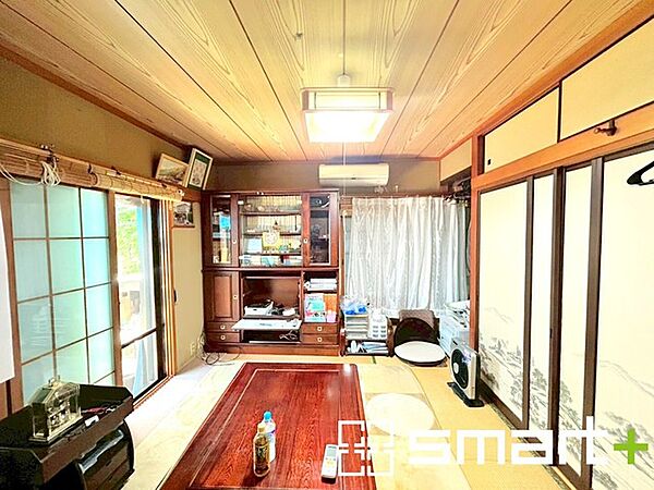 ～「和みの部屋」和室をご用意～ ・ゴロンと寝転がったり、お子様のいるご家庭ではお子様を寝かしつけたり、などご活用いただける和室をご用意。 ・やはり畳の香りは心が落ち着きますね。