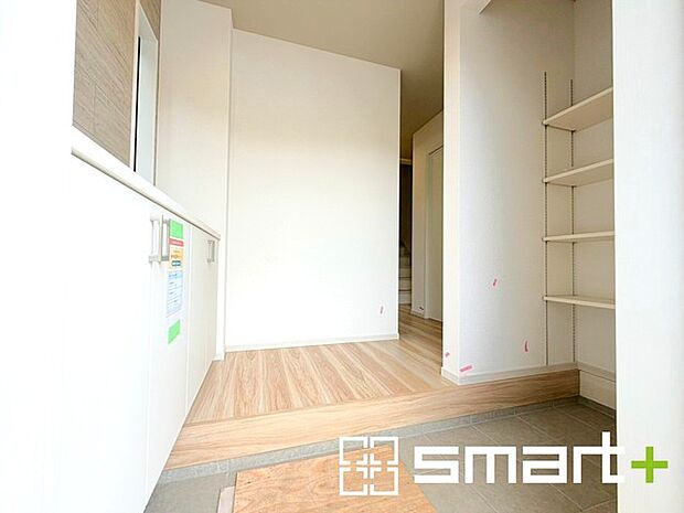 ～シューズインクロークのある玄関～ ・玄関横にシューズインクロークをご用意。 ・追加の靴置きとしてはもちろん、スキー・ゴルフなど趣味の用具の置場としてもご利用いただけます。 