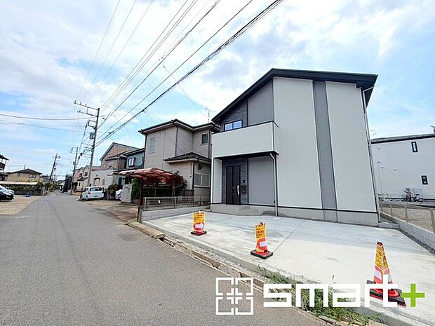～閑静な住宅街の立地～ ・周辺は閑静な住宅街となっておりますので、静かな暮らしをご実現いただけます。 ・前面道路の交通量も多くないので、小さなお子様がいるご家庭でもご安心ですね。 