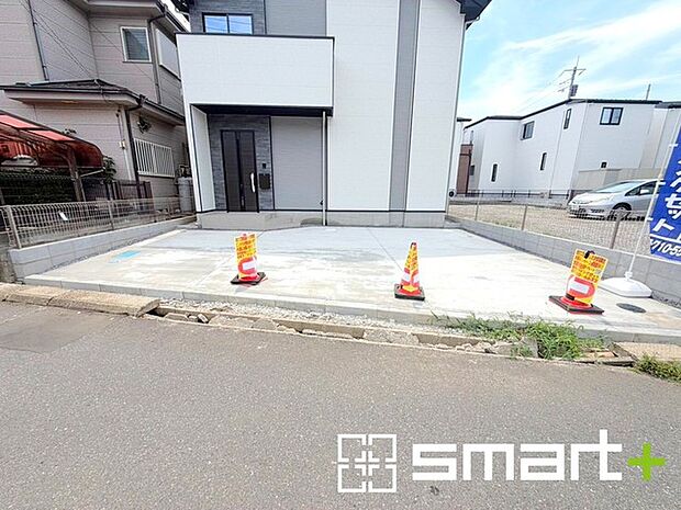 ～駐車場は2台分ご用意～ ・駐車場は2台分ございますので、車通勤の方や複数台お持ちの方にもお勧めのお住まいです。 ・カーポートなどのオプションもお気軽にご相談くださいませ。 