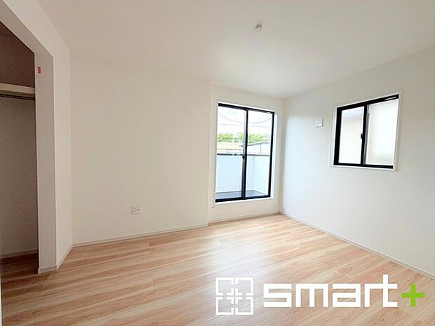 ～2面採光の明るいお部屋～ ・洋室は2面採光とする事で穏やかな陽の入る明るい空間となっております。 ・くつろぎのプライベート時間を明るい空間で穏やかにお過ごしいただけます。 
