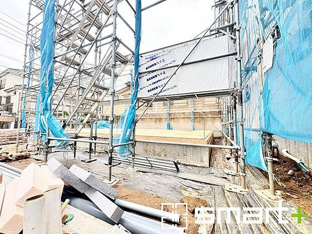 ~ベタ基礎でしっかりとした土台~ ・コンクリートの中に鉄筋を配し強度を高めた「ベタ基礎」を採用。 ・しっかりとした土台を造ったうえで、その上に建物が築造されていきます。