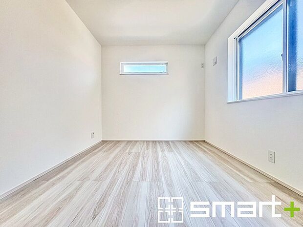 ~2面採光の明るいお部屋~ ・洋室は2面採光とする事で穏やかな陽の入る明るい空間となっております。 ・くつろぎのプライベート時間を明るい空間で穏やかにお過ごしいただけます。