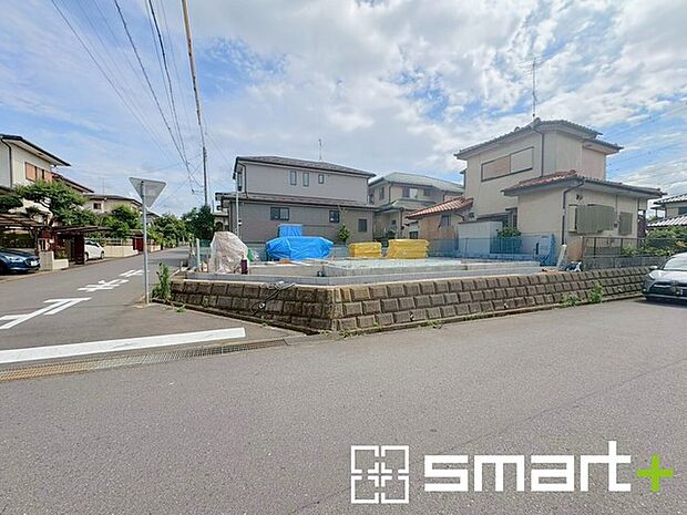 ~開放感ある角地のお住まい~ ・2方向が空く事で開放感のある角地に位置しております。 ・窮屈な感じが無く、ゆったりと暮らせるこの魅力をぜひ現地でご体感くださいませ。