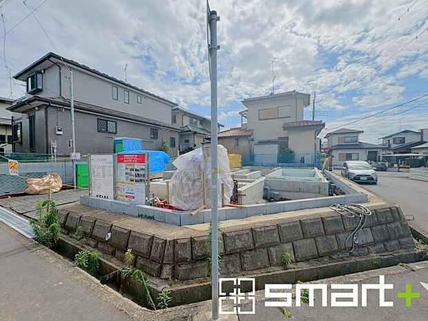 ~ベタ基礎でしっかりとした土台~ ・コンクリートの中に鉄筋を配し強度を高めた「ベタ基礎」を採用。 ・しっかりとした土台を造ったうえで、その上に建物が築造されていきます。