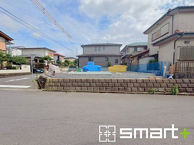 ~閑静な住宅街の立地~ ・周辺は閑静な住宅街となっておりますので、静かな暮らしをご実現いただけます。 ・前面道路の交通量も多くないので、小さなお子様がいるご家庭でもご安心ですね。