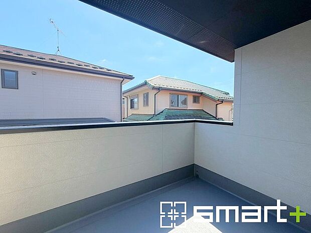 ~屋根付きのバルコニー~ ・バルコニーは屋根付きなので急な雨でも安心です。 ・奥行きもあるので洗濯物が干しやすいのも嬉しいポイントですね。