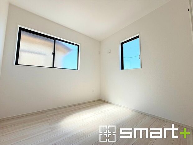 ~2面採光の明るいお部屋~ ・洋室は2面採光とする事で穏やかな陽の入る明るい空間となっております。 ・くつろぎのプライベート時間を明るい空間で穏やかにお過ごしいただけます。