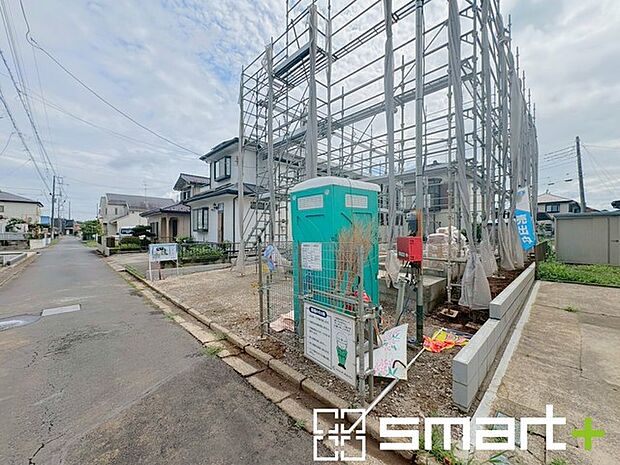 ～ベタ基礎でしっかりとした土台～ ・コンクリートの中に鉄筋を配し強度を高めた「ベタ基礎」を採用。 ・しっかりとした土台を造ったうえで、その上に建物が築造されていきます。 