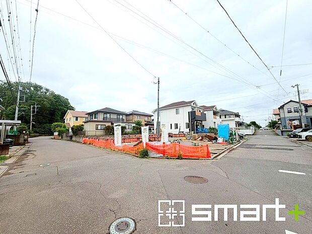 ~開放感ある角地のお住まい~ ・2方向が空く事で開放感のある角地に位置しております。 ・窮屈な感じが無く、ゆったりと暮らせるこの魅力をぜひ現地でご体感くださいませ。
