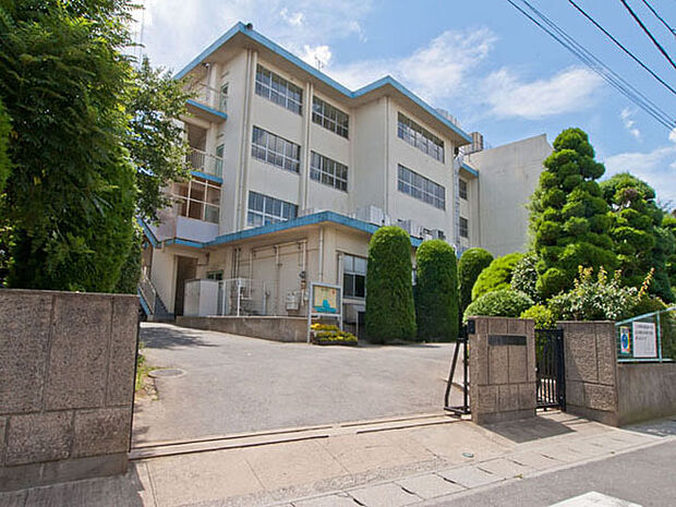 松ケ丘小学校(650m)