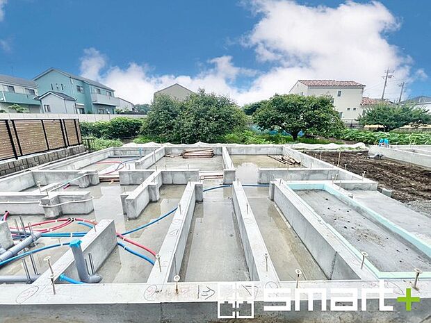 ~ベタ基礎でしっかりとした土台~ ・コンクリートの中に鉄筋を配し強度を高めた「ベタ基礎」を採用。 ・しっかりとした土台を造ったうえで、その上に建物が築造されていきます。