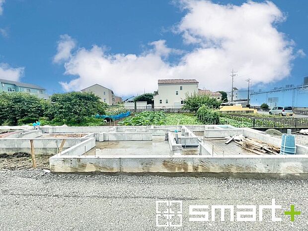 ～ベタ基礎でしっかりとした土台～ ・コンクリートの中に鉄筋を配し強度を高めた「ベタ基礎」を採用。 ・しっかりとした土台を造ったうえで、その上に建物が築造されていきます。 