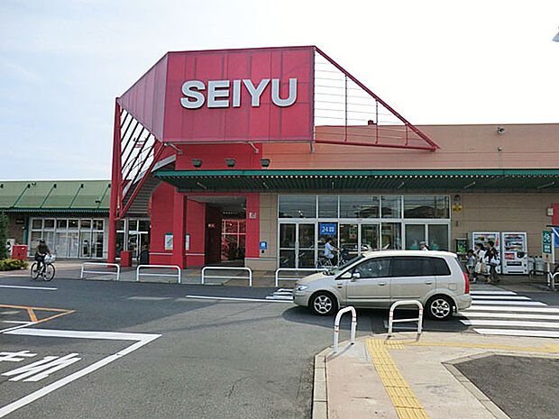 西友守谷店（300m）