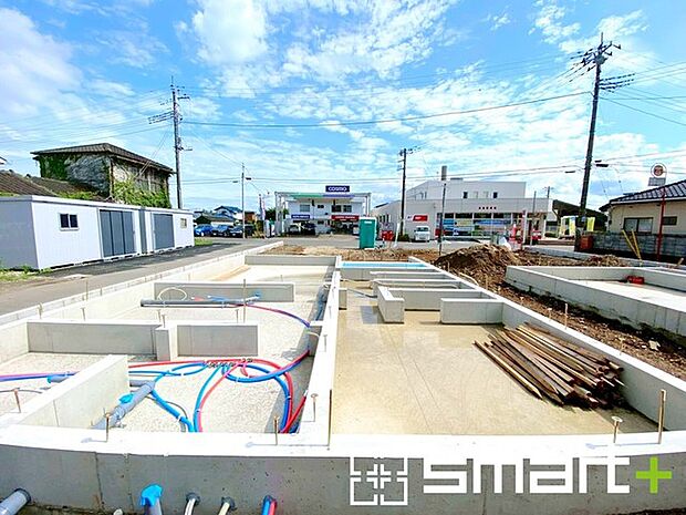 ~ベタ基礎でしっかりとした土台~ ・コンクリートの中に鉄筋を配し強度を高めた「ベタ基礎」を採用。 ・しっかりとした土台を造ったうえで、その上に建物が築造されていきます。