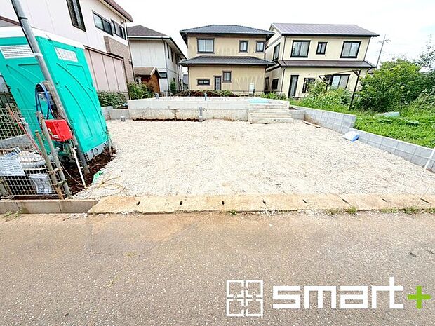 ～十分な広さのある前面道路～ ・前面道路は約4ｍございますので、お車でのすれ違いも可能で余計なストレスがかかりません。 ・日々お車での移動が多い方には大切なポイントですね。 