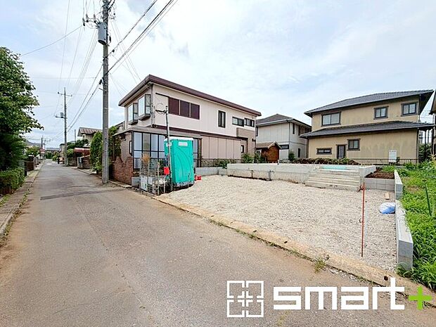 ～閑静な住宅街の立地～ ・周辺は閑静な住宅街となっておりますので、静かな暮らしをご実現いただけます。 ・前面道路の交通量も多くないので、小さなお子様がいるご家庭でもご安心ですね。 