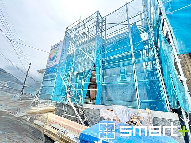 ~ベタ基礎でしっかりとした土台~ ・コンクリートの中に鉄筋を配し強度を高めた「ベタ基礎」を採用。 ・しっかりとした土台を造ったうえで、その上に建物が築造されていきます。