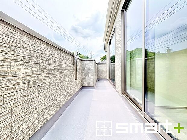 ~洗濯物も干しやすいバルコニー~ ・陽当たり良好な南側のバルコニーは2部屋から出入りができて毎日のお洗濯も快適。 ・テラス屋根等のオプションもお気軽にご相談くださいませ。