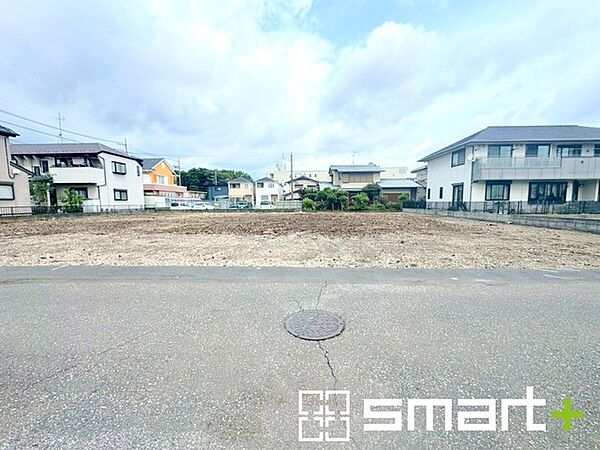 ～閑静な住宅街の立地～ ・周辺は閑静な住宅街となっておりますので、静かな暮らしをご実現いただけます。 ・前面道路の交通量も多くないので、小さなお子様がいるご家庭でもご安心ですね。