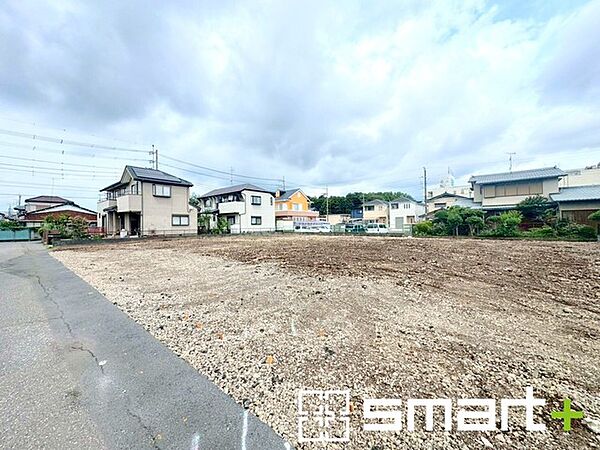 ～十分な広さのある前面道路～ ・前面道路は約4ｍございますので、お車でのすれ違いも可能で余計なストレスがかかりません。 ・日々お車での移動が多い方には大切なポイントですね。