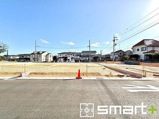 ~閑静な住宅街の立地~ ・周辺は閑静な住宅街となっておりますので、静かな暮らしをご実現いただけます。 ・前面道路の交通量も多くないので、小さなお子様がいるご家庭でもご安心ですね。