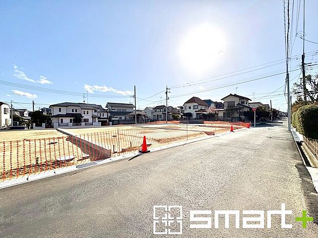 ~十分な広さのある前面道路~ ・前面道路は約5mございますので、お車でのすれ違いも楽々で余計なストレスがかかりません。 ・日々お車での移動が多い方には大切なポイントですね。