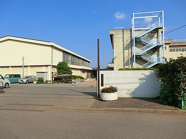 高柳西小学校（800m）