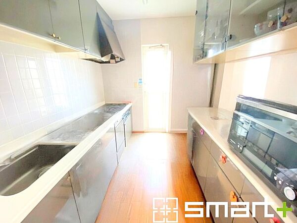 ～使い勝手の良いシステムキッチン～ ・料理がしやすい設計のキッチンでお料理もはかどりますね。 ・もちろんキッチン下部は収納になっておりますので、フライパンなども収納可能です。