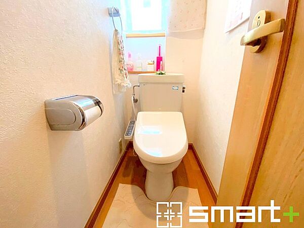 ～やはり便利なタンク式トイレ～ ・最近はタンクレストイレもございますが、タンク式の場合は停電時もお水を流すことが可能。 ・故障時なども比較的費用が安くなるなど、メリットが多くなります。