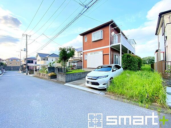 ～閑静な住宅街の立地～ ・周辺は閑静な住宅街となっておりますので、静かな暮らしをご実現いただけます。 ・前面道路の交通量も多くないので、小さなお子様がいるご家庭でもご安心ですね。