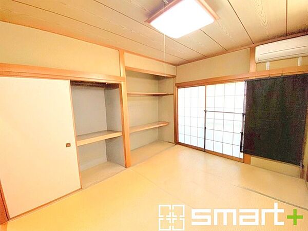 ～「和みの部屋」和室をご用意～ ・ゴロンと寝転がったり、お子様のいるご家庭ではお子様を寝かしつけたり、などご活用いただける和室をご用意。 ・やはり畳の香りは心が落ち着きますね。