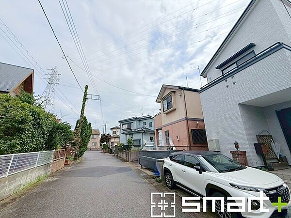 ～十分な広さのある前面道路～ ・前面道路は約6ｍございますので、お車でのすれ違いも楽々で余計なストレスがかかりません。 ・日々お車での移動が多い方には大切なポイントですね。
