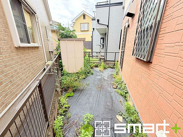 ～お庭もある余裕の敷地～ ・広々した敷地にはお庭もご用意。お庭があるだけで余裕を感じますね。 ・防草シートや人工芝の敷設などのオプションもお気軽にご相談くださいませ。