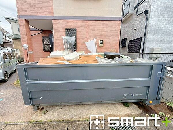 ～駐車場は3台分ご用意～ ・駐車場は3台分ございますので、車通勤の方や複数台お持ちの方にもお勧めのお住まいです。 ・ご来客の際も安心の余裕の敷地です。