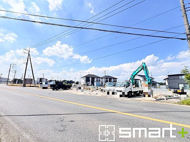 ~閑静な住宅街の立地~ ・周辺は閑静な住宅街となっておりますので、静かな暮らしをご実現いただけます。 ・前面道路の交通量も多くないので、小さなお子様がいるご家庭でもご安心ですね。