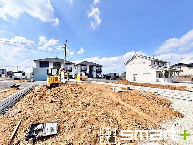 ～ベタ基礎でしっかりとした土台～ ・コンクリートの中に鉄筋を配し強度を高めた「ベタ基礎」を採用。 ・しっかりとした土台を造ったうえで、その上に建物が築造されていきます。 