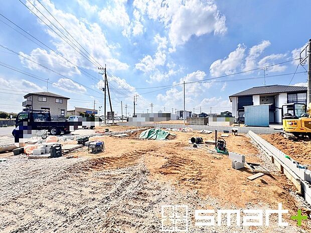 ~ベタ基礎でしっかりとした土台~ ・コンクリートの中に鉄筋を配し強度を高めた「ベタ基礎」を採用。 ・しっかりとした土台を造ったうえで、その上に建物が築造されていきます。