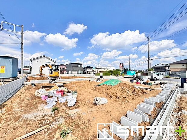 ~閑静な住宅街の立地~ ・周辺は閑静な住宅街となっておりますので、静かな暮らしをご実現いただけます。 ・前面道路の交通量も多くないので、小さなお子様がいるご家庭でもご安心ですね。