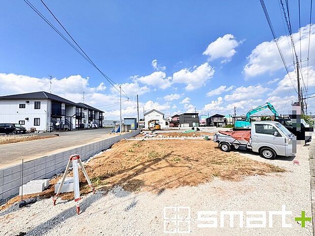 ～閑静な住宅街の立地～ ・周辺は閑静な住宅街となっておりますので、静かな暮らしをご実現いただけます。 ・前面道路の交通量も多くないので、小さなお子様がいるご家庭でもご安心ですね。 