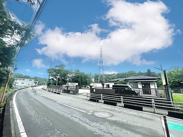 ～十分な広さのある前面道路～ ・前面道路は約9.8ｍございますので、お車でのすれ違いも楽々で余計なストレスがかかりません。 ・日々お車での移動が多い方には大切なポイントですね。